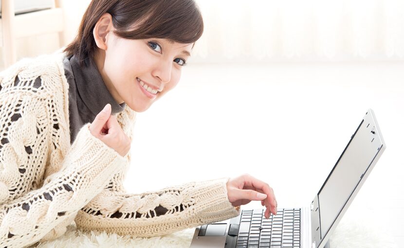 物件をチェックしている女性