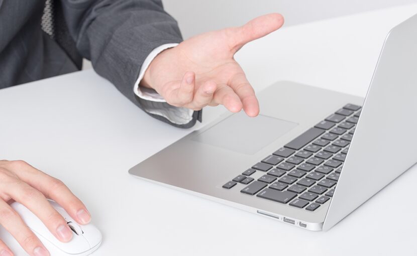 プランを話し合い納得の契約をしている様子